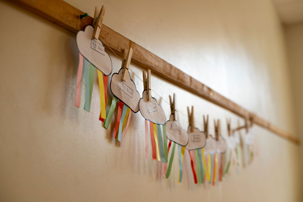 Travaux d’élèves exposés dans un couloir de l’école