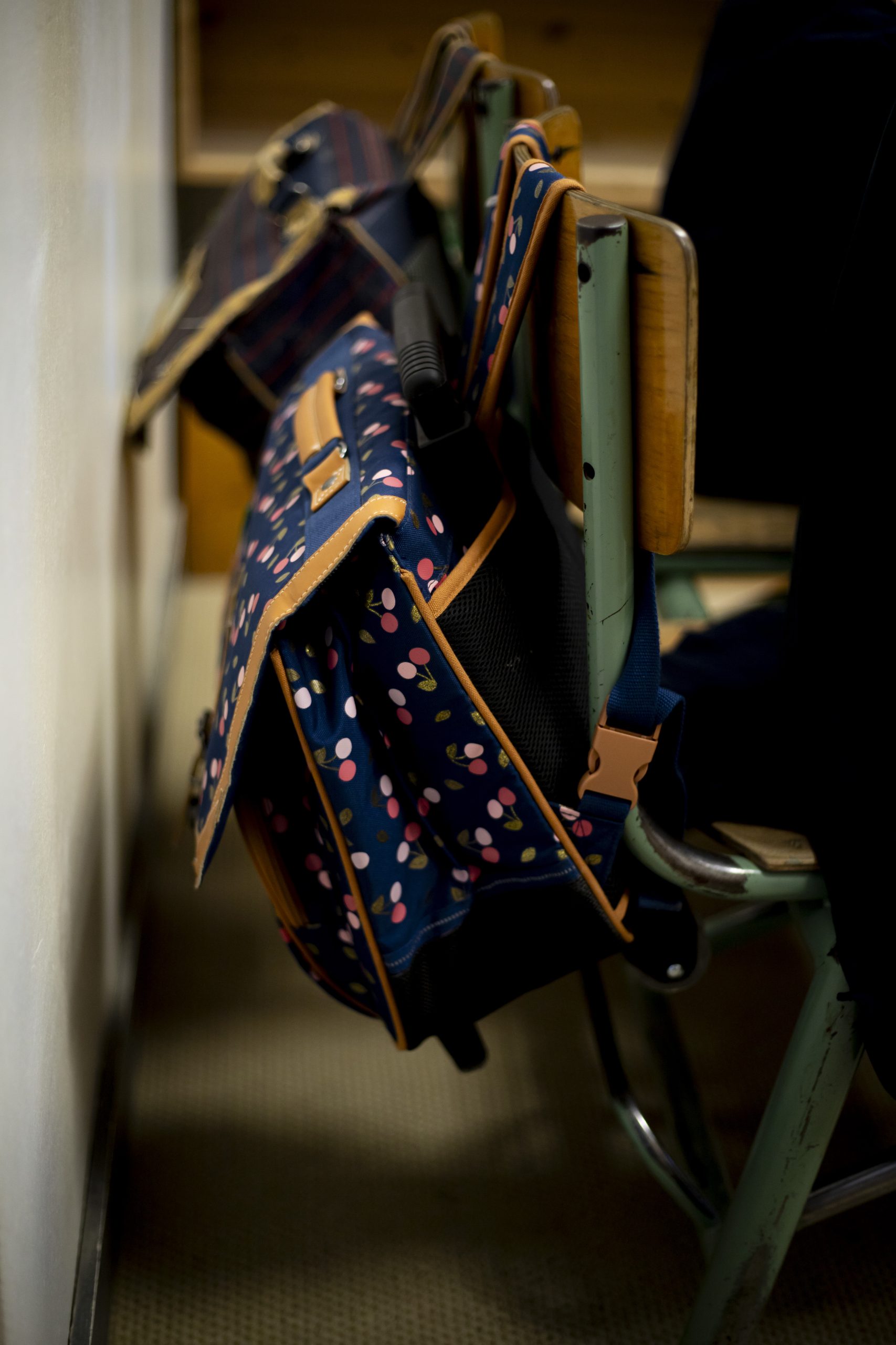 Cartable posé sur une chaise de classe